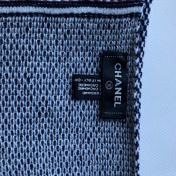 Chanel 100% cashmere scarf - Picture 3 of 8